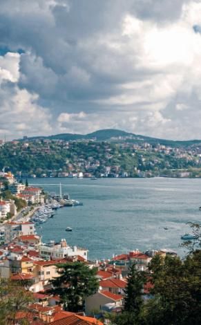 Karadeniz ve Marmara Denizi’ni birbirine bağlayan İstanbul Boğazı şehrin adeta simgesi. Boğazın her iki yakasına yayılmış yerleşim bölgesi ise Boğaziçi olarak adlandırılıyor. Boğaz’ın her iki kıyısında da yalılar ve eğlence merkezleri bulunuyor. İstanbul Boğazı üzerinde Boğaziçi ve Fatih Sultan Mehmet asma köprüleri bulunuyor. Işıklarıyla geceleri doyumsuz bir seyirlik sunan bu köprüler aynı zamanda Asya ve Avrupa kıtalarını birleştiriyor ve kıtalararası geçişi sağlıyor.