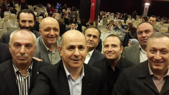 Selfie pozuyla veda

Gaziosmanpaşa Belediye Başkanı Dr. Erhan Erol, belediye personeline veda yemeği verdi. 10 yıllık görev süresiyle Gaziosmanpaşa’da en uzun süre Belediye Başkanlığı yapan Başkan Erol, GOPARK Grand Salon’daki yemeğin sonunda da yardımcılarıyla birlikte tüm dünyada sosyal medyada son dönemin moda akımı haline gelen selfie pozunu cep telefonuyla çekti.