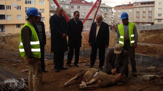 Kazasız ve Belasız inşaat için kurbanlar kesildi.