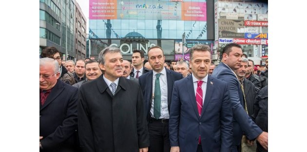 ABDULLAH GÜL’E GAZİOSMANPAŞA’DA YOĞUN İLGİ
11. Cumhurbaşkanı Abdullah Gül, Cuma namazını kıldığı Gaziosmanpaşa’da vatandaşların yoğun ilgisiyle karşılaştı.