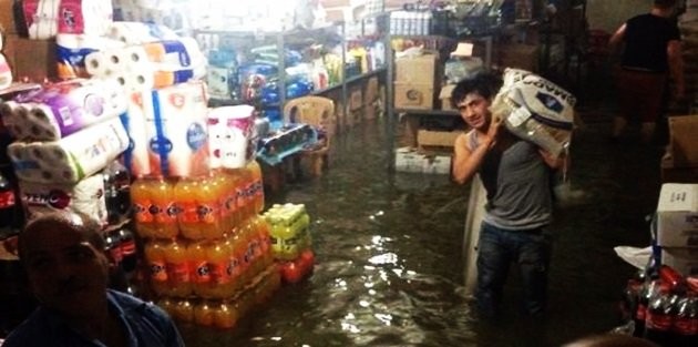 Gaziosmanpaşa sular altında!
Karayolları Mahallesi, Fatih Caddesi üzerinde bulunan bazı iş yerlerinin bodrum katlarını su bastı.