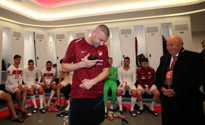 Cumhurbaşkanı Erdoğan A Milli Fubol Takımı'nı tebrik etti