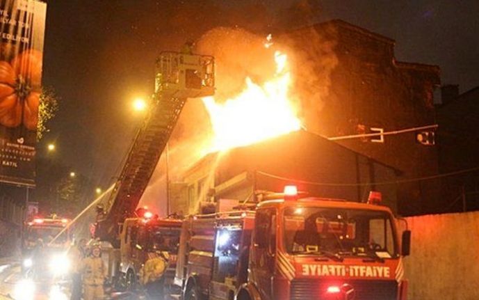 Ey&uuml;p Sultan'da korkutan yangın! 5 katlı bir binanın &ccedil;atısı k&uuml;l oldu