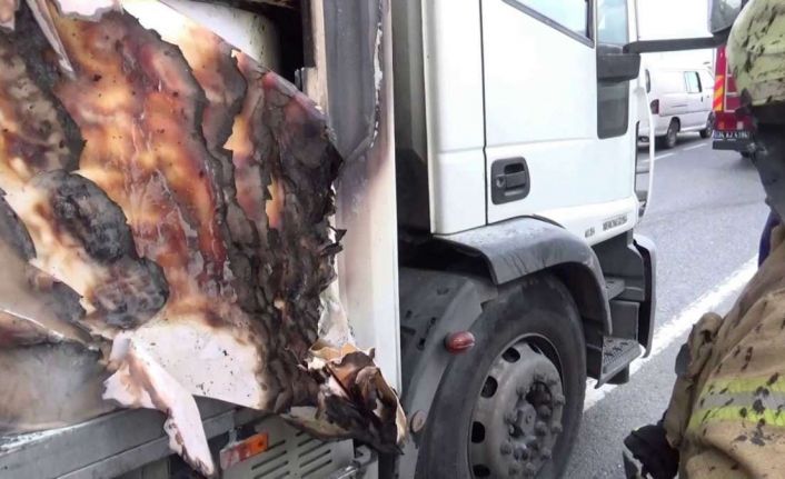 Sultangazi'de kağıt y&uuml;kl&uuml; kamyon seyir halindeyken alev aldı
