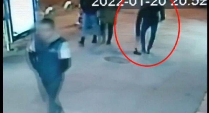 Bayrampaşa'da yere d&uuml;ş&uuml;r&uuml;len para dolu poşeti b&ouml;yle &ccedil;aldı