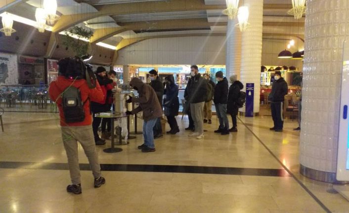 İstanbul'da mahsur kalan 3 bin kişi AVM'de sabahladı