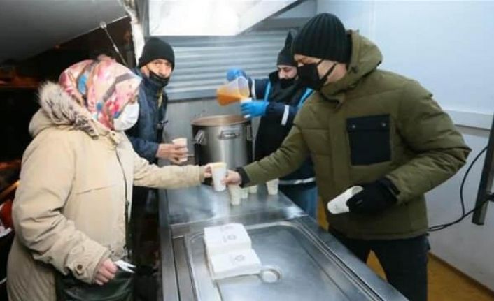 Karda İşe Giden Gaziosmanpaşalılara Sıcak &Ccedil;orba İkramı