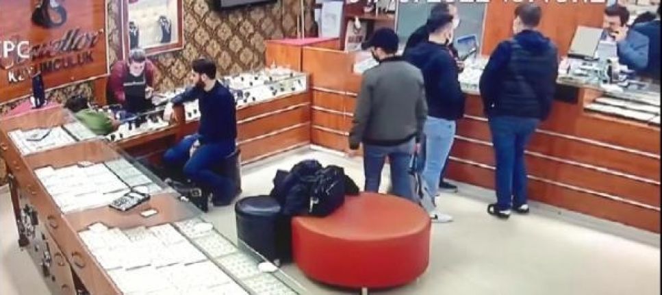 Sultangazi'de i&ccedil;inde 500 bin liralık altın olan &ccedil;antayı &ccedil;aldı