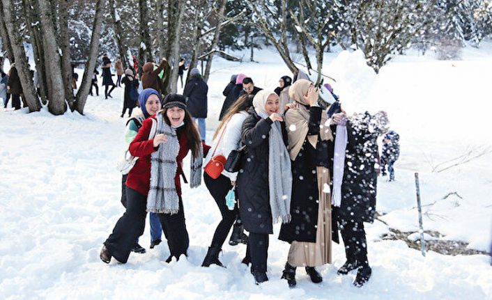 Ey&uuml;psultan Belediyesi k&uuml;lt&uuml;r gezileri: &Uuml;niversiteli gen&ccedil;ler Abant G&ouml;l&uuml;&rsquo;n&uuml; gezdi