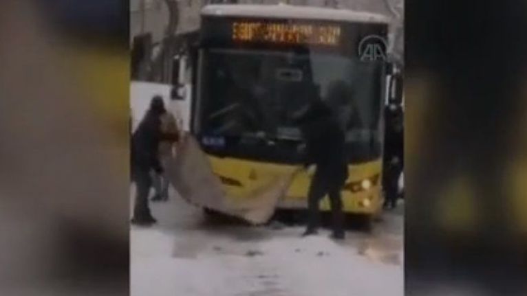 Gaziosmanpaşa'da karlı rampayı &ccedil;ıkamayan İETT otob&uuml;s&uuml;n&uuml;n altına halı serildi
