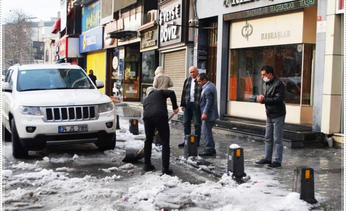 Haftaya kar temizliği ile başlayan Esnaf,belediye ekiplerine yardım i&ccedil;in kolları sıvadı!