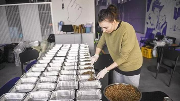 Ukrayna'nın a&ccedil;ık olan tek restoranı: T&uuml;rkler her g&uuml;n y&uuml;zlerce kişi i&ccedil;in yemek yapıp sığınaklara ulaştırıyorlar