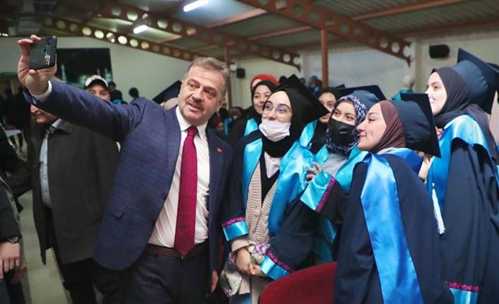 Usta m&uuml;jdeyi a&ccedil;ıkladı! Lise son sınıfı &ouml;ğrencilerine eğitim desteği