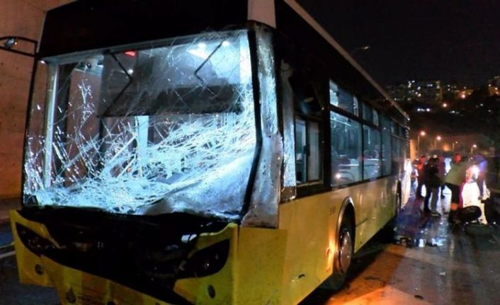 Gaziosmanpaşa&rsquo;da otomobil İETT otob&uuml;s&uuml;ne &ccedil;arptı: 1 &ouml;l&uuml;, 4 yaralı