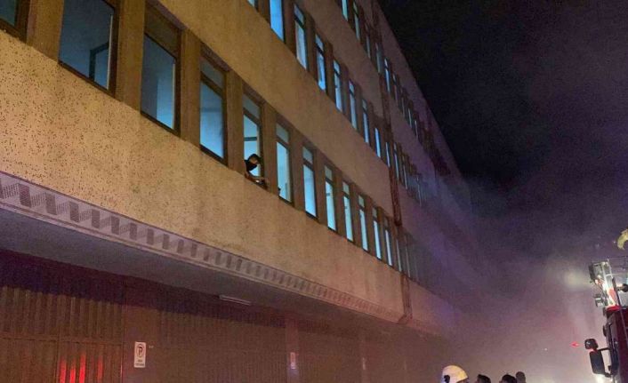 Bayrampaşa'da yangın &ccedil;ıkan iş yerinde mahsur kalan 3 kişiyi ve k&ouml;peği itfaiye kurtardı