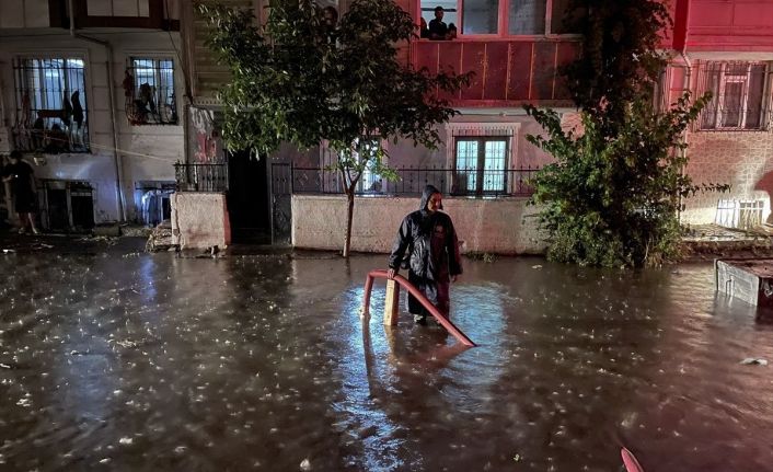 İstanbul&rsquo;da sağanak ve su baskını: Nakdi yardımlar geliyor
