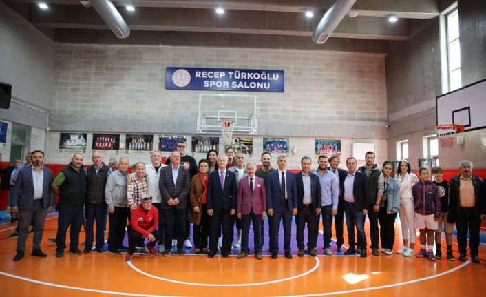 Bayrampaşa'da yenileme &ccedil;alışmaları tamamlanan Recep T&uuml;rkoğlu Kapalı Spor Salonu a&ccedil;ıldı