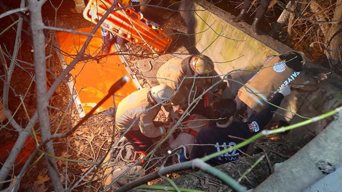 Ey&uuml;psultan'da parkın yanındaki 10 metrelik &ccedil;ukura d&uuml;şen kişiyi itfaiye kurtardı