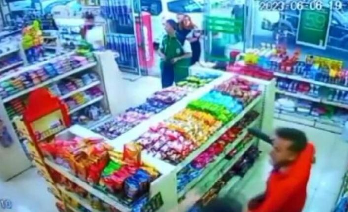 Ey&uuml;psultan'da akaryakıt istasyonunda pompalı t&uuml;fekli saldırıyı marketteki polis engelledi