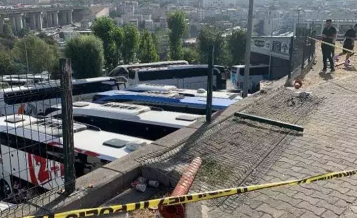 Bayrampaşa'da korkun&ccedil; &ouml;l&uuml;m! Direksiyon sınavı i&ccedil;in sıra beklerken yaslandığı tel &ccedil;it koptu