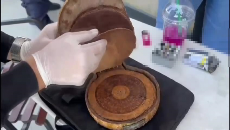 Ey&uuml;psultan'da Bizans d&ouml;nemine ait altın yazma Tevrat ele ge&ccedil;irildi