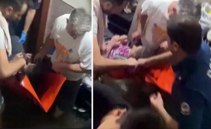 Sultangazi'de polis, suyla dolan evde mahsur kalan yatalak hastayı b&ouml;yle kurtardı