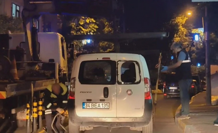 Ey&uuml;psultan'da terk edilen aracın bagajında otomatik silahlar bulundu