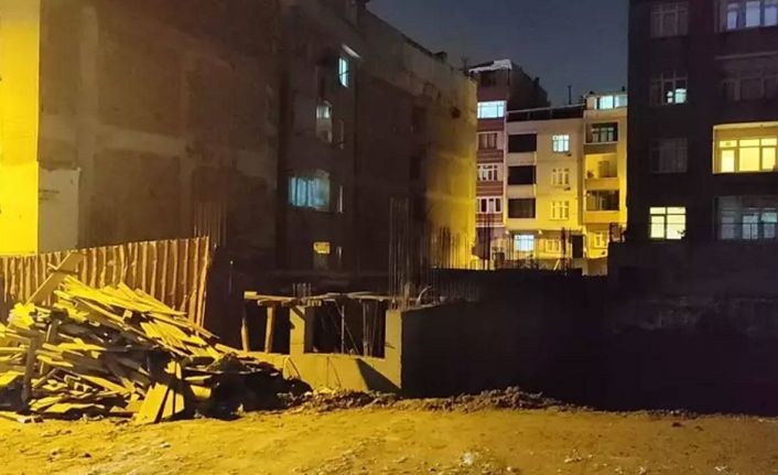 Gaziosmanpaşa&rsquo;da inşaat temelinde toprak kaydı, 2 bina tahliye edildi