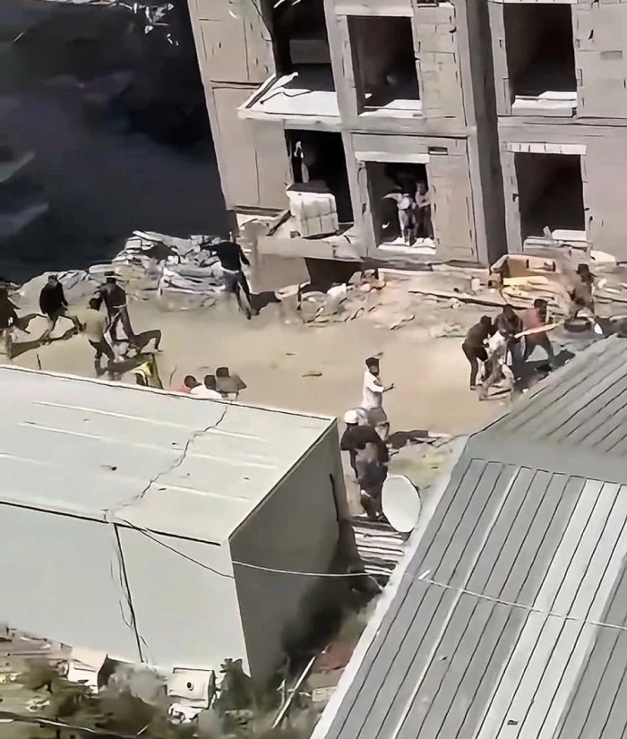 Gaziosmanpaşa'da inşaat iş&ccedil;ileri birbirine girdi