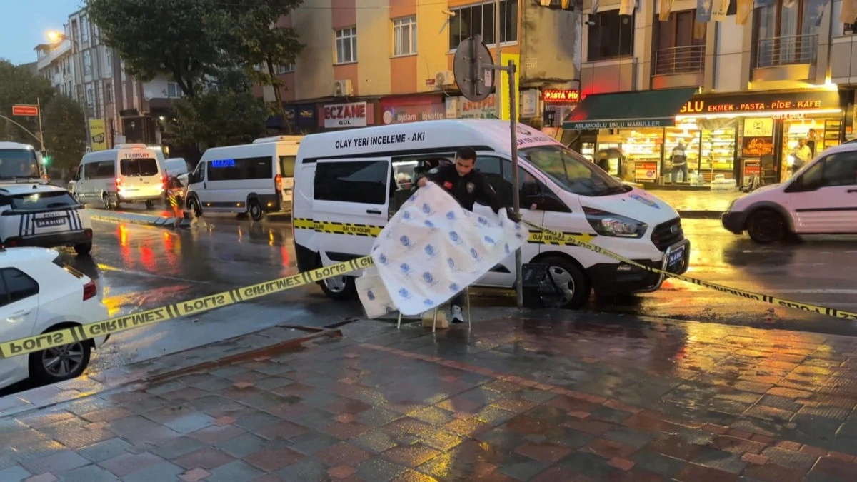 Gaziosmanpaşa'da kaldırım taşıyla cama saldırdılar, kıramayınca patlayıcı bırakıp ka&ccedil;tılar