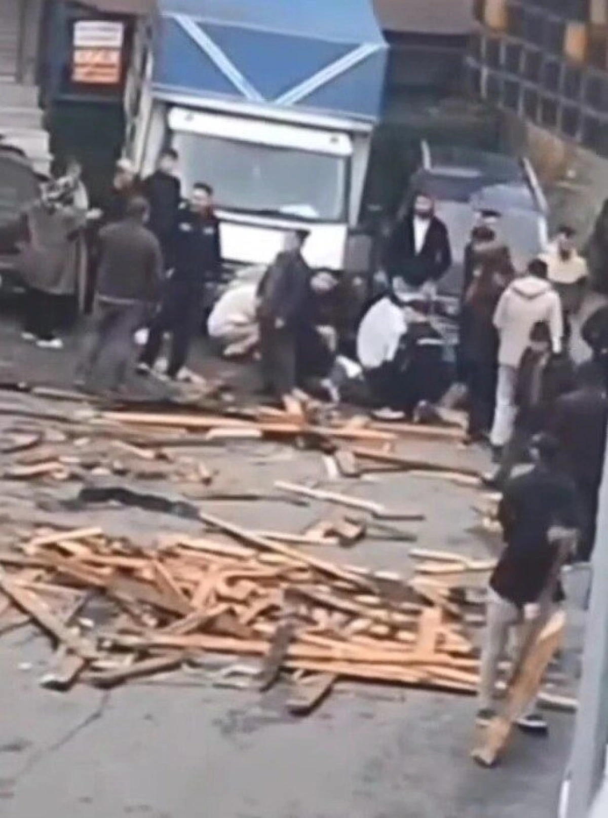 Gaziosmanpaşa&rsquo;da Lodos Dehşeti: &Ccedil;atı U&ccedil;tu, 1 Yaralı