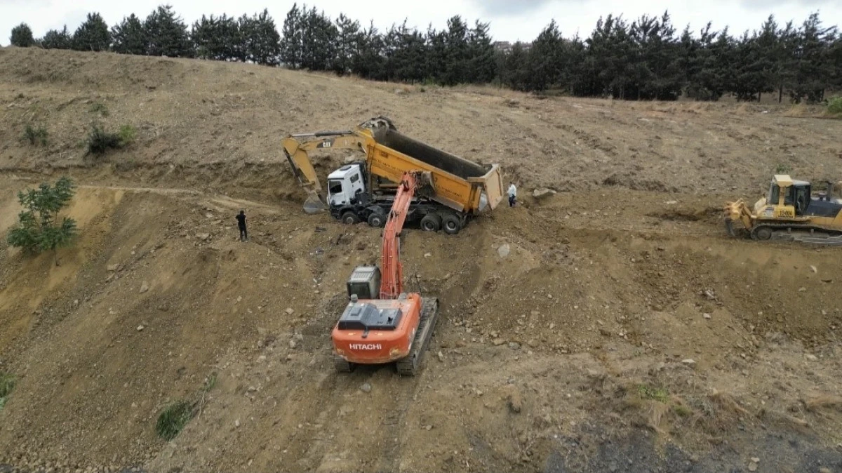 Gaziosmanpaşa&rsquo;da toprak kayması sonucu hafriyat kamyonu devrildi
