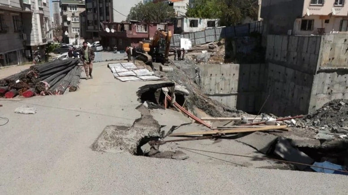 Gaziosmanpaşa'da yol &ccedil;&ouml;kt&uuml;, iki bina tahliye edildi