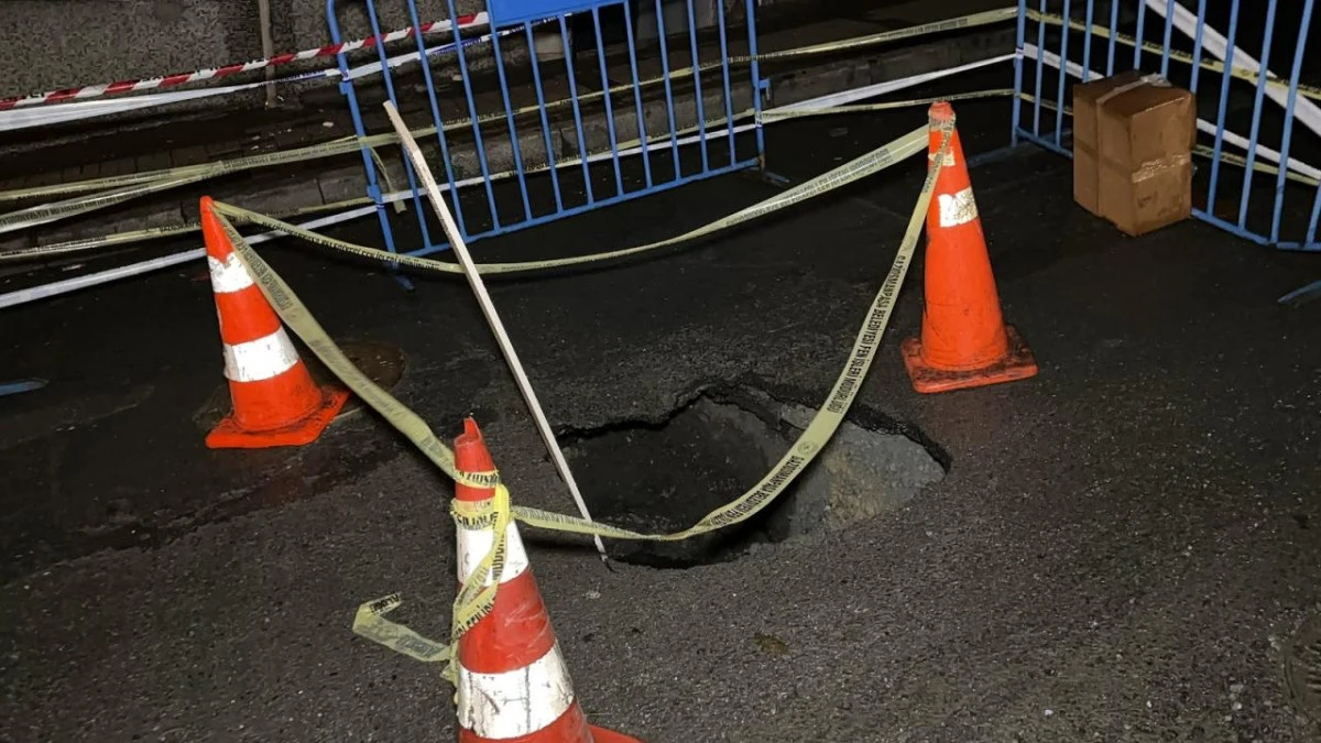 Gaziosmanpaşa&rsquo;da yolda kısmi &ccedil;&ouml;kme meydana geldi