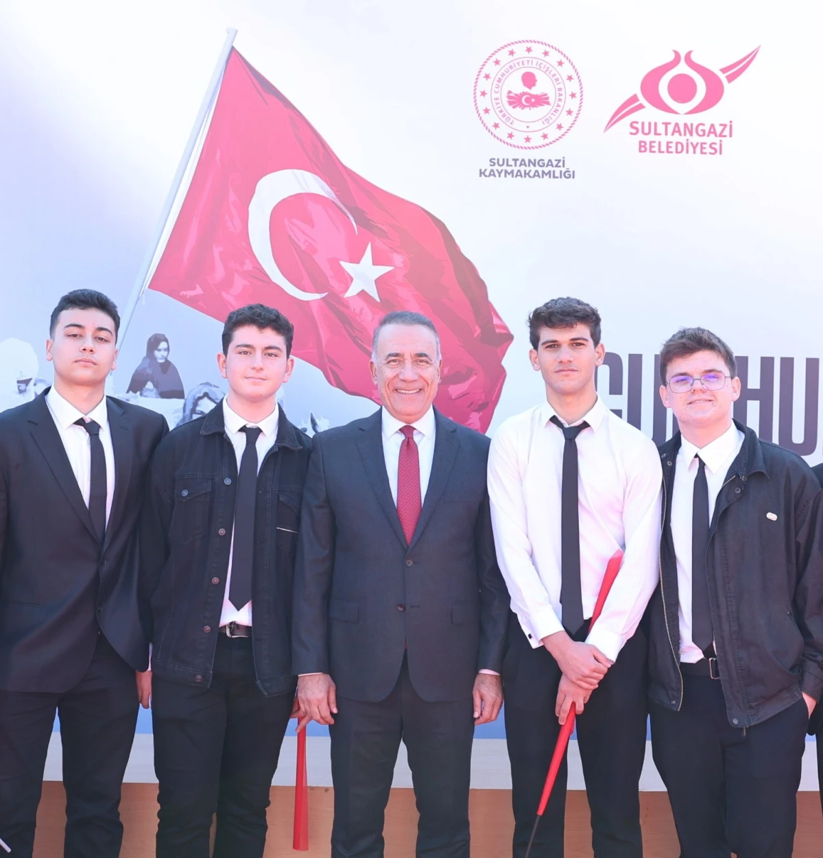Sultangazi Belediye Başkanı Abdurrahman Dursun,  29 Ekim Cumhuriyet Bayramı dolayısıyla bir mesaj yayınladı. 