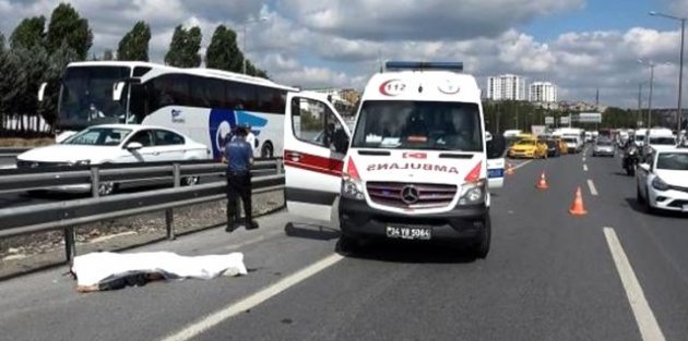 TEM'de korkun&ccedil; kaza! Metrelerce havaya fırlayan motosiklet s&uuml;r&uuml;c&uuml;s&uuml;, feci şekilde can verdi