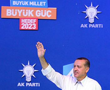 AK Parti 3 belediye başkanını ihraç etti