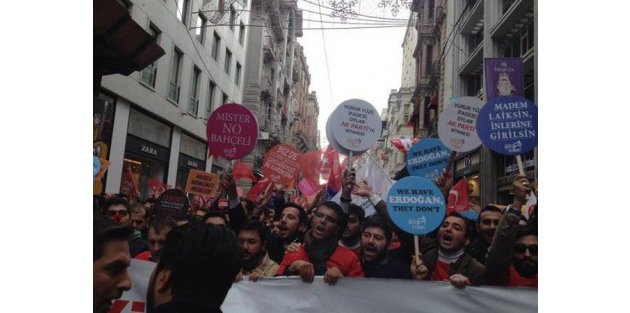 AK Partili gençler Taksim'de yürüdü