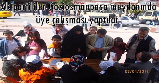 Ak partililer Gaziosmanpaşa meydanında üye çalışması yaptılar.