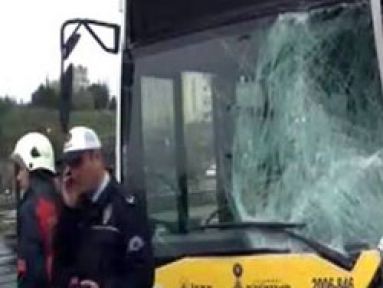 Anadolu Yakası'nda metrobüsler çarpıştı