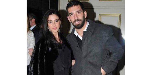 Arda Turan ve sevgilisinden 'barış' mesajı