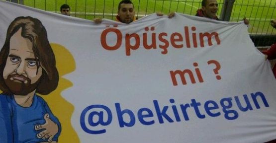 Arena'da Bekir'e 'öpüşelim mi' pankartı!