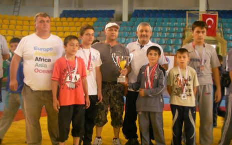 Arnavutköy Belediyesi Güreş Takımı minik öğrencilerle Türkiye Şampiyonluğunu 