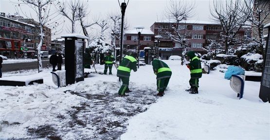 Arnavutköy'de Kar Küreme Çalışmaları Sürüyor
