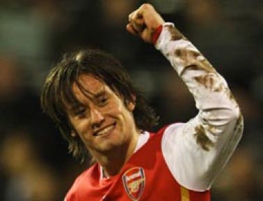 Arsenal Rosicky'le devam ediyor