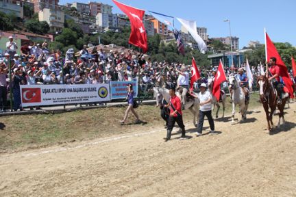 ATLAR, KAĞITHANE CİRİT SAHASINDA TOZU DUMANA KATTI