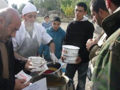  BAYRAMPAŞA,BEREKETİYLE VAN DEPREMZEDELERİNİN YANINDA