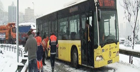 Bayrampaşa'da İett Otobüsü Buz Tutan Yolda Kaldı