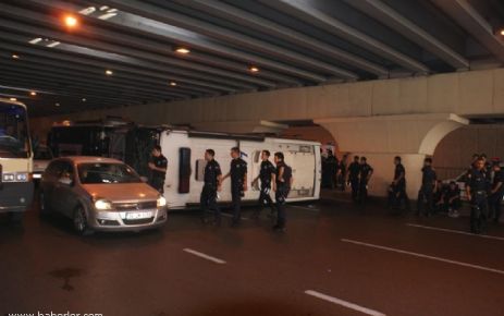 Bayrampaşa'dan yola çıkan Çevik Kuvvet ait minibüs,Topkapı'da devrildi.