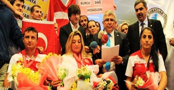 BAYRAMPAŞALI MİLLİ OKÇU BURCU DAĞ, DÜNYA ŞAMPİYONU OLDU